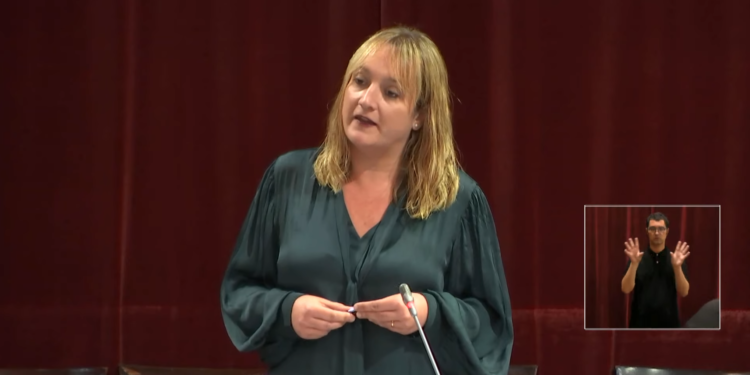 Tania Marí en el Parlament.