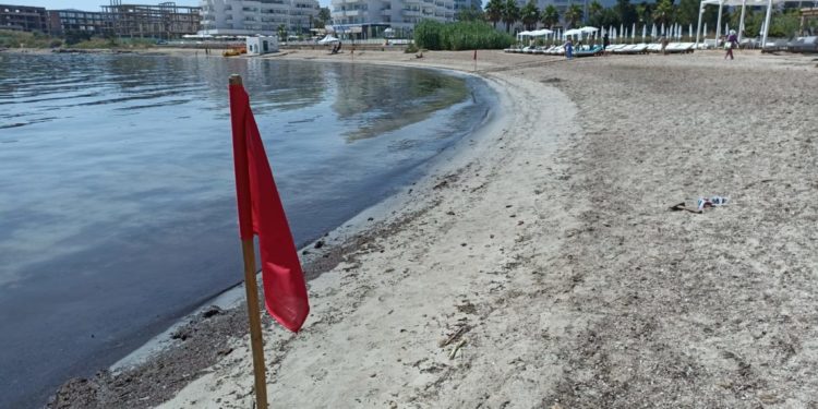 La playa de Punta Xinxó ya estuvo cerrada al baño por vertido de fecales en junio de 2022.