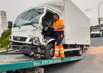 Grúas Ibiza retira la furgoneta Nissan del lugar del siniestro