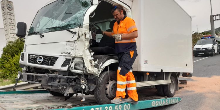 Grúas Ibiza retira la furgoneta Nissan del lugar del siniestro