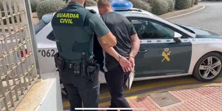 Imagen de una detención facilitada por la Guardia Civil de Ibiza