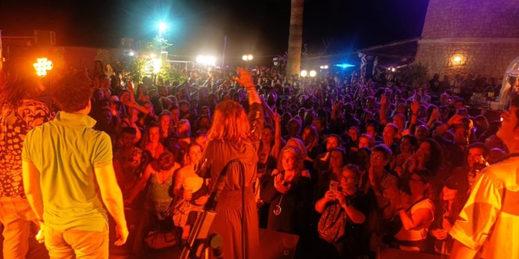 Apoteósico concierto de La Mari de Chambao con el que Kumharas celebró sus 25 años esta semana.