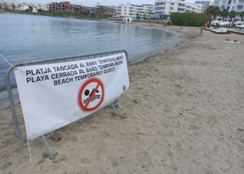 Imatge de la platja tancada al bany. Foto: Ajuntament de Sant Josep.