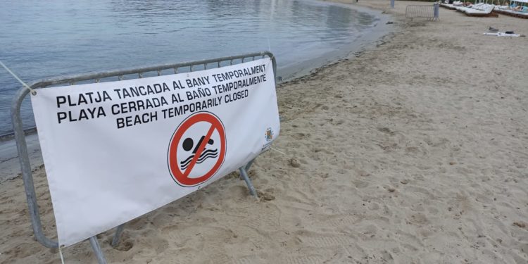 Imatge de la platja tancada al bany. Foto: Ajuntament de Sant Josep.