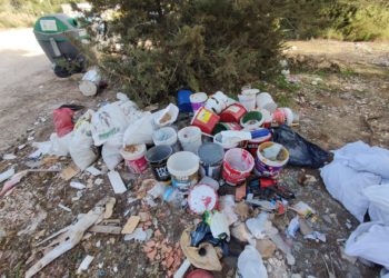 Vertido de botes de pintura y otros elementos altamente contaminantes junto al punto de recogida de basura.