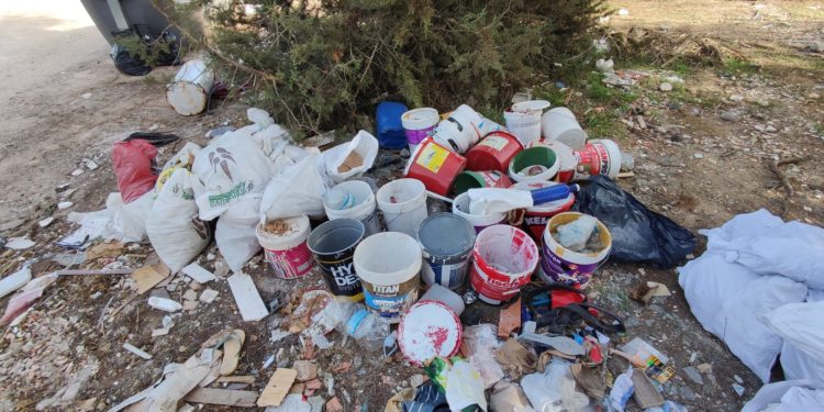 Vertido de botes de pintura y otros elementos altamente contaminantes junto al punto de recogida de basura.