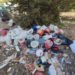 Vertido de botes de pintura y otros elementos altamente contaminantes junto al punto de recogida de basura.