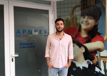 Álvaro del Toro Arjona, responsable de Comunicación, Eventos y Voluntariado en APNEEF, posa para Noudiari en la sede de la entidad en Vila. Foto: Toni Escandell.
