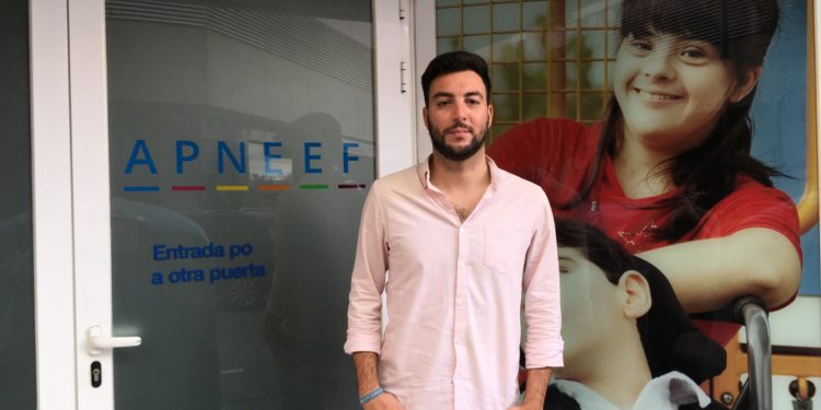 Álvaro del Toro Arjona, responsable de Comunicación, Eventos y Voluntariado en APNEEF, posa para Noudiari en la sede de la entidad en Vila. Foto: Toni Escandell.