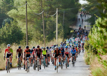 Imagen del pelotón en un tramo de la prueba. Fotos: Jon Izeta