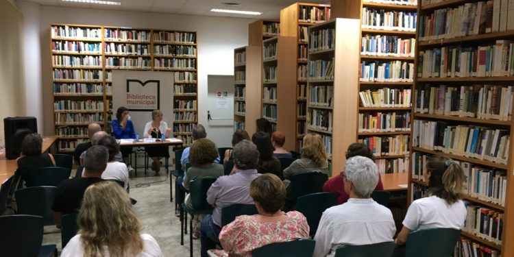 Conferència "Nosaltres, les fusterianes" a la Biblioteca de Can Ventosa. Foto: Toni Escandell.