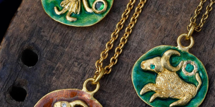 Imagen de la colección de pendientes del zodíaco que saldrá a la venta próximamente. IG/@oraik_jewellery/