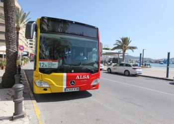 Imatge d'un autobús de la línia 12A. Consell d'Eivissa.
