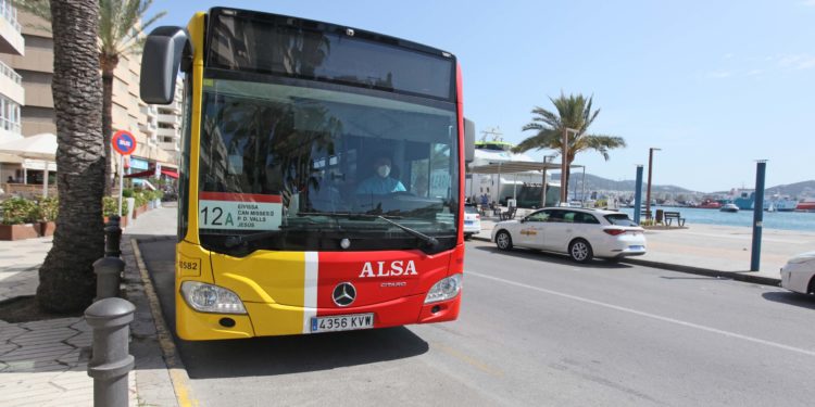 Imatge d'un autobús de la línia 12A. Consell d'Eivissa.