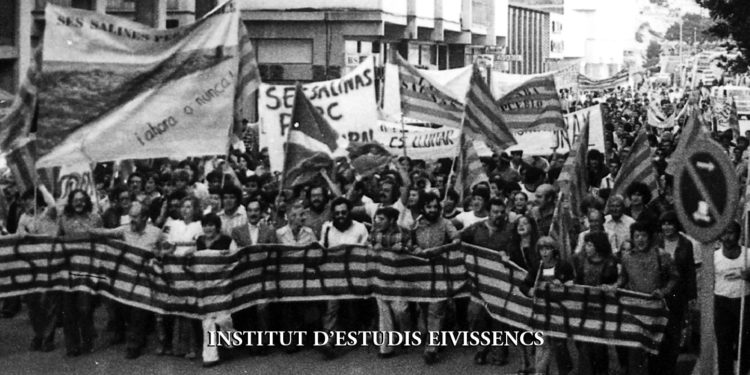 Imatge d'arxiu d'una manifestació a favor de declarar parc natural a ses Salines. Foto: cedida per l'IEE.