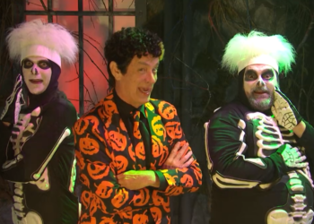 Tom Hanks, en el centro, disfrazado de David S. Pumpkins, el que viene de Ibiza, ayer en el programa Saturday Night Live