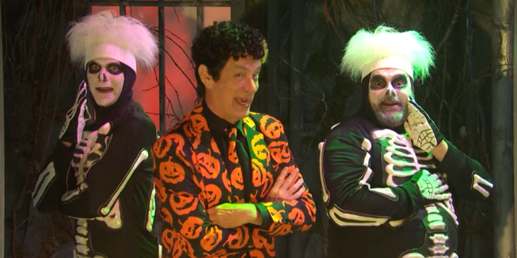Tom Hanks, en el centro, disfrazado de David S. Pumpkins, el que viene de Ibiza, ayer en el programa Saturday Night Live