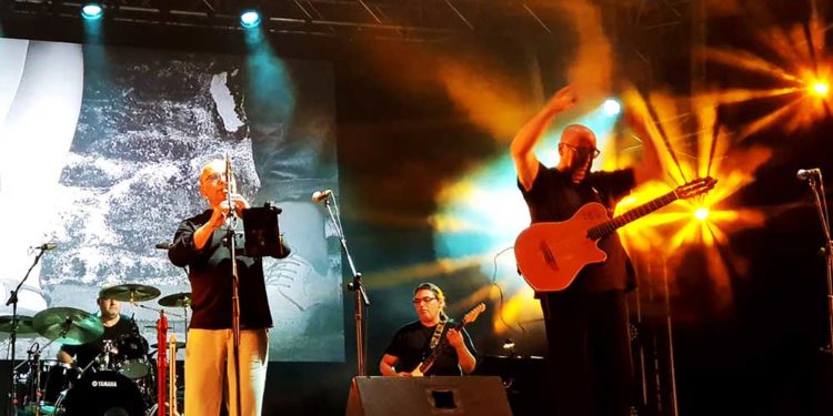 Aulaga Folk en una actuación.