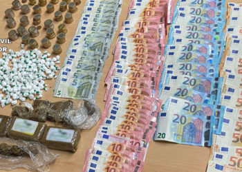 Dinero y drogas encontradas en el registro del vehículo. Foto Guardia Civil