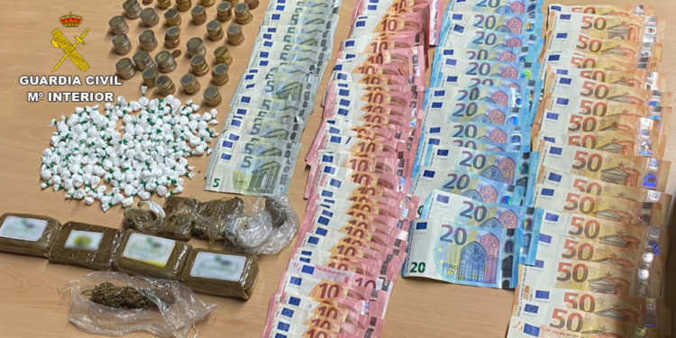 Dinero y drogas encontradas en el registro del vehículo. Foto Guardia Civil
