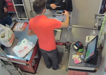 Momento en el que el hombre hace unas compras con la tarjeta robada.