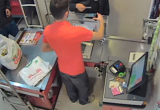 Momento en el que el hombre hace unas compras con la tarjeta robada.
