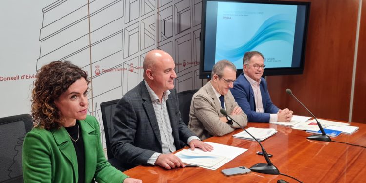 Rosario Sánchez, Vicent Marí, Juan Pedro Yllanes y Josep Marí Ribas, Agustinet, hoy en la sede del Consell.