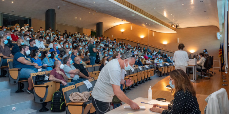 Los celadores que han tomado posesión del puesto en Son Espases