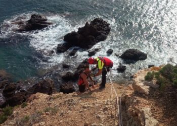 Imagen del rescate en Cala Llenya. Foto: Bomberos Ibiza.