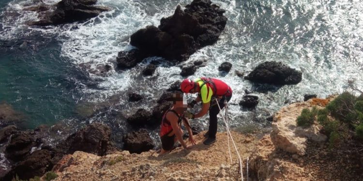 Imagen del rescate en Cala Llenya. Foto: Bomberos Ibiza.