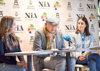 Massimo Shadi Saab, organizador CEO y fundador de Nativ Eivissa, la consellera de Promoción Económica y Empresarial del Consell d'Eivissa, Maria Fajarnés, y la concejala delegada del Área de Turismo y Comercio del Ayuntamiento de Eivissa, Rosa Rubio, han presentado el festival NIA este martes. Foto: Andrei Oprescu.