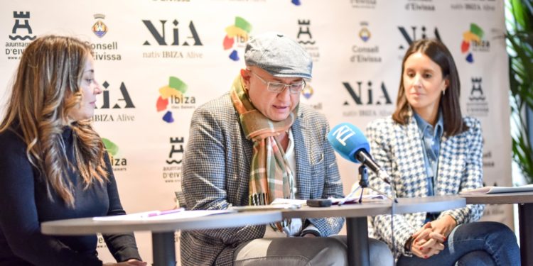 Massimo Shadi Saab, organizador CEO y fundador de Nativ Eivissa, la consellera de Promoción Económica y Empresarial del Consell d'Eivissa, Maria Fajarnés, y la concejala delegada del Área de Turismo y Comercio del Ayuntamiento de Eivissa, Rosa Rubio, han presentado el festival NIA este martes. Foto: Andrei Oprescu.