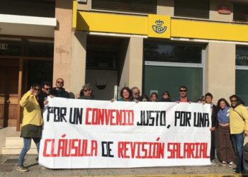 Concentración de trabajadores de Correos en Vila. Foto: CGT de Ibiza.