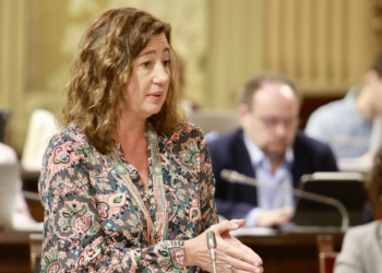 Francina Armengol en una sesión del Parlament.