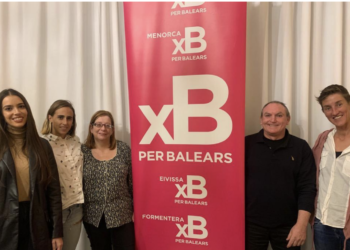 Bárbara Manzano, primera por la izquierda de la imagen, junto a sus compañeros de Per Balears.