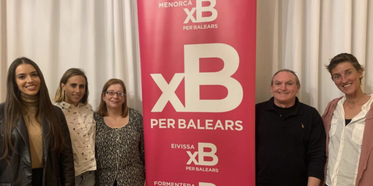Bárbara Manzano, primera por la izquierda de la imagen, junto a sus compañeros de Per Balears.
