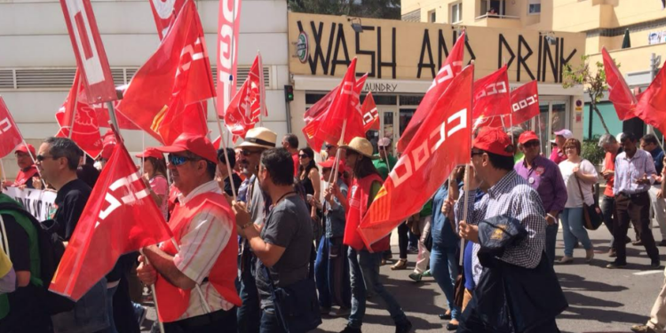 Imagen de archivo de una manifestación del 1 de Mayo en Eivissa, con banderas y carteles de UGT y de CCOO. Foto: Bea Roselló.