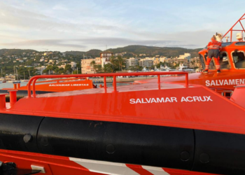 La embarcación Salvamar Acrux ha remolcado al pesquero. Foto: Salvamento Marítimo.