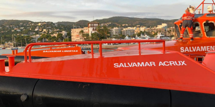 La embarcación Salvamar Acrux ha remolcado al pesquero. Foto: Salvamento Marítimo.
