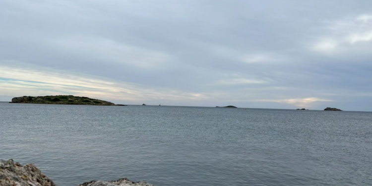 La embarcación se encontraba a la deriva en las proximidades de la Illa de ses Rates. Foto: Salvamento Marítimo.