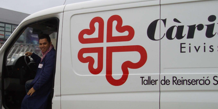 Un joven en una furgoneta de Cáritas. Imagen de archivo.