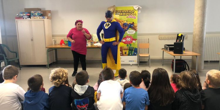 Una de las visitas del Guerrero de la limpieza en Sant Josep.