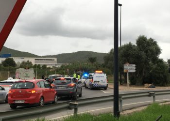 Lugar del siniestro, que ha provocado un atasco en Ibiza hoy a mediodía. Foto T. Escandell
