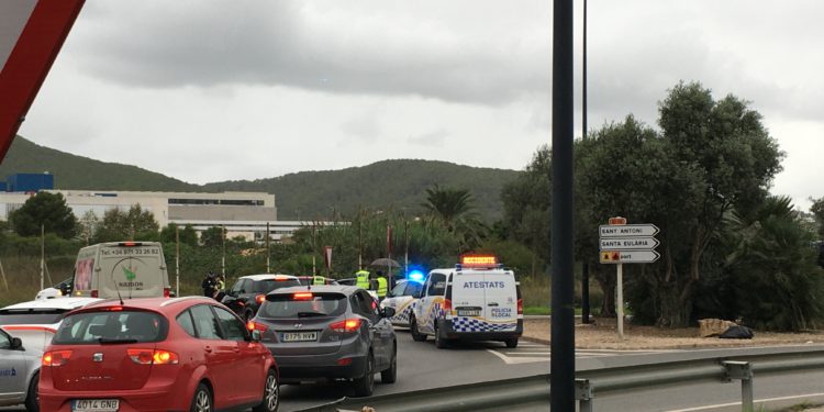 Lugar del siniestro, que ha provocado un atasco en Ibiza hoy a mediodía. Foto T. Escandell