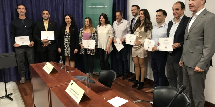 Judit Vega, tercera por la izquierda de la imagen, en la apertura de un curso de la UNED en Ibiza en un acto junto a Sara Ramón y Jesús de Andrés.