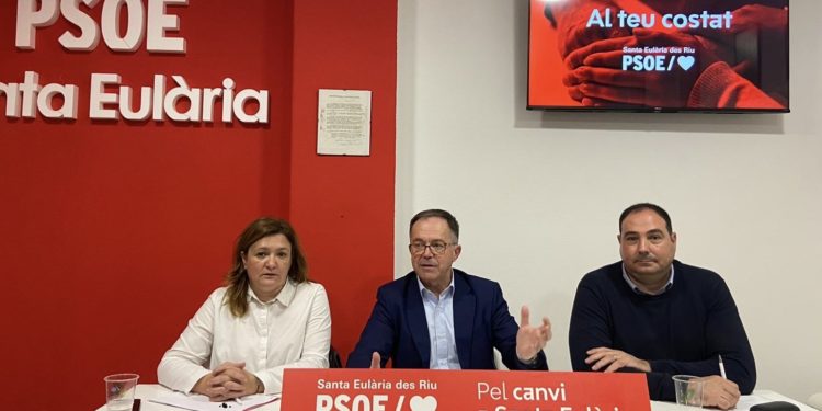 Imatge de la reunió de l'Agrupació Socialista de Santa Eulària des Riu, facilitada per la formació.