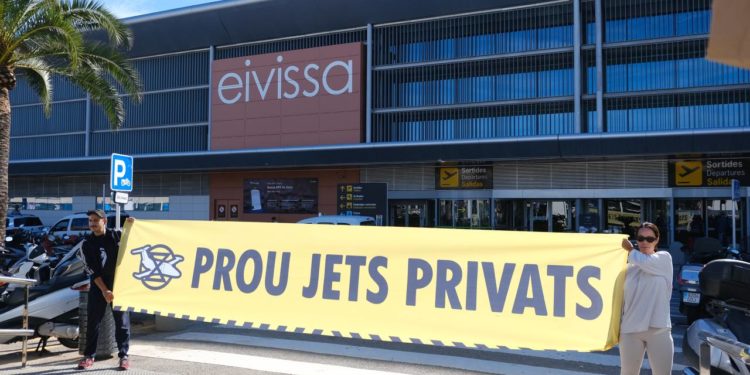 Una acción de Extiction Rebellion contra los jets privados en Ibiza.