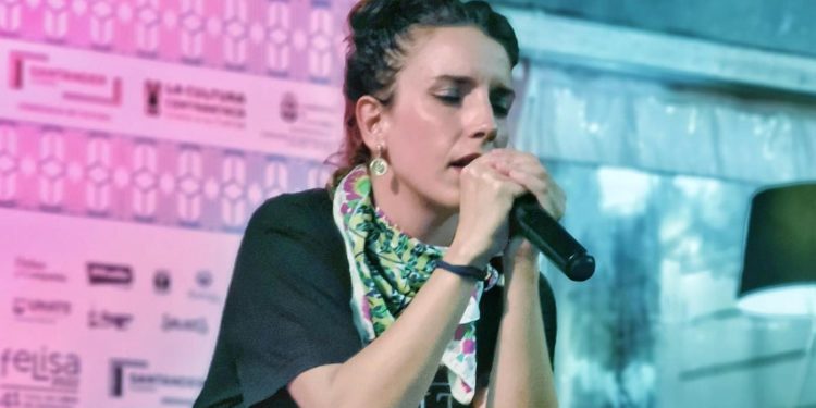 Laura Sam en una actuación. Crédito Laura Sam Facebook