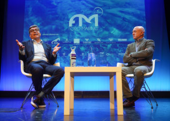 Max Bello, a la izquierda, con el biólogo Manu San Félix, en una de las ponencias del Foto Marino de Ibiza