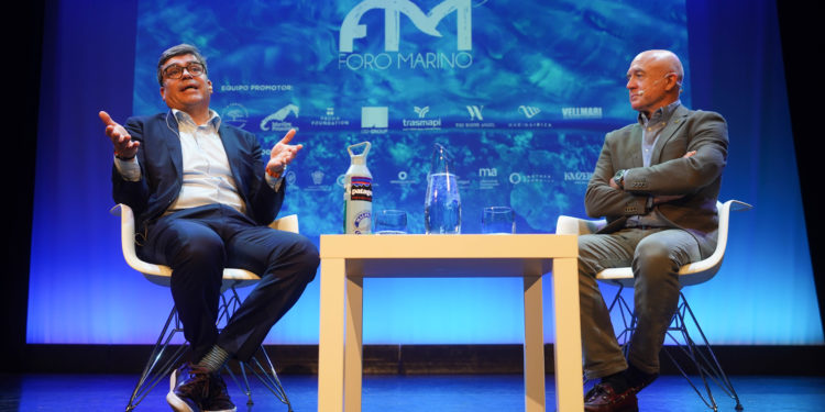 Max Bello, a la izquierda, con el biólogo Manu San Félix, en una de las ponencias del Foto Marino de Ibiza